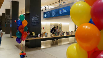 Το λόμπι της Βιβλιοθήκης του Ιδρύματος Σταύρος Νιάρχος, διακοσμημένο με μπαλόνια και μια έκθεση παιδικών βιβλίων